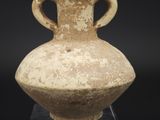 l'image d'un vase en argile sur fond noir