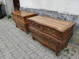 deux commodes en bois placées l'une à côté de l'autre sur le trottoir