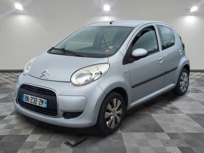 la photo d'une petite voiture argentée garée dans un garage