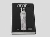 une photo en noir et blanc d'un livre sur lequel figure le dessin d'une femme