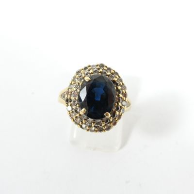 Gros plan sur une bague contenant une pierre bleue