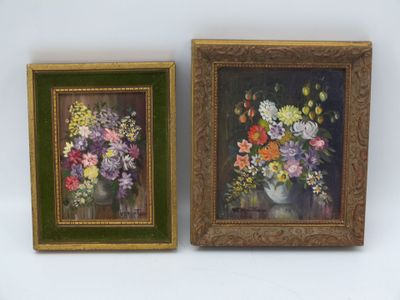 deux tableaux représentant des fleurs dans un vase et un vase contenant des fleurs