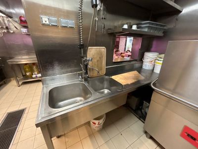 une cuisine avec un évier et un réfrigérateur