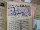 un livre sur lequel figure l'image d'une église