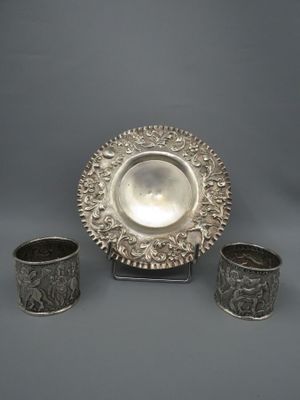 un plateau en argent avec deux tasses et une soucoupe