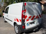 une camionnette blanche garée sur le bord de la route