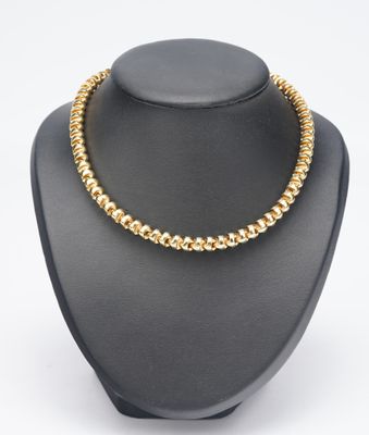 un collier de perles dorées sur un mannequin d'exposition