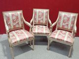 trois chaises rembourrées, rembourrées, rembourrées, rembourrées, rembourrées, rembourrées