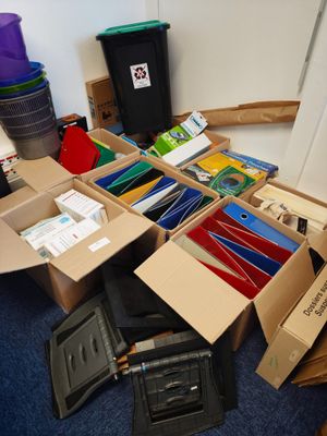 un tas de cartons et d'autres objets posés par terre