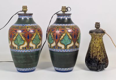 trois vases posés l'un à côté de l'autre sur une table