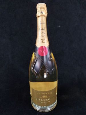 un gros plan d'une bouteille de champagne sur fond noir