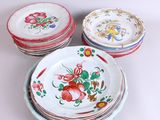 a lot of plates that are stacked on top of each other