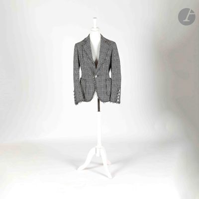 une image d'un costume sur un mannequin