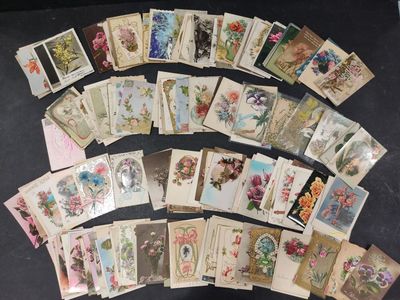 un lot de cartes posées sur une table