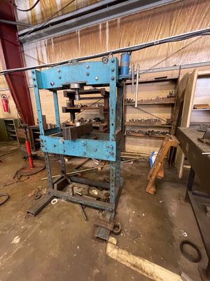 une image représentant une grande machine à l'intérieur d'un bâtiment