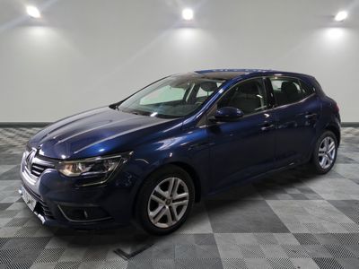 une voiture bleue garée dans un garage au sol en damier