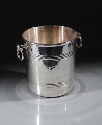 un seau en argent posé sur une table
