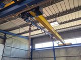 une grue suspendue au plafond d'un bâtiment