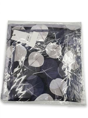 un motif à pois noirs et blancs sur fond noir
