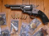un pistolet et quelques autres objets par terre