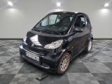 une petite voiture garée dans une pièce