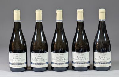 six bouteilles de vin sont alignées sur une table