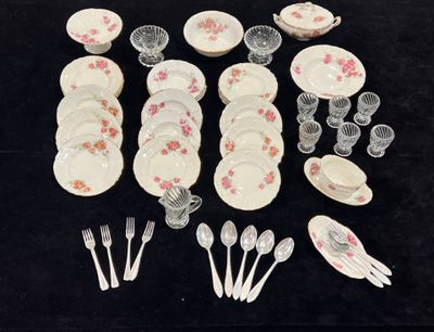 de nombreux types de plats et d'ustensiles disposés sur une table