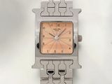 gros plan d'une montre sur une surface blanche