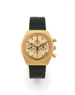 un gros plan d'une montre sur une surface blanche avec un fond blanc