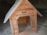 une petite niche en bois avec un toit