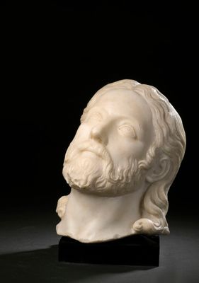 un buste en marbre blanc représentant un homme aux cheveux longs et à la barbe fournie