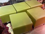beaucoup de tabourets et de chaises de différentes couleurs dans un magasin