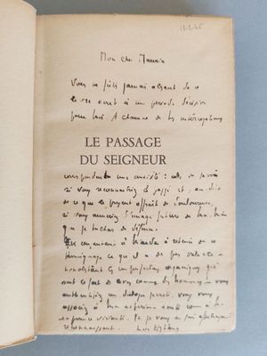 un livre ouvert avec une écriture dessus, posé sur une table