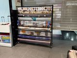 de nombreux rouleaux de tissu posés par terre dans le magasin