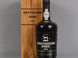 La bouteille de porto Grey Hound se trouve à côté d'une caisse en bois
