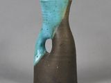 un vase bleu et marron qui a un trou