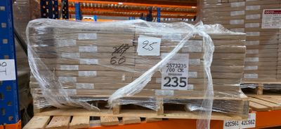 une palette remplie de cartons, posée sur une autre palette dans un entrepôt