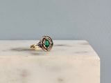 l'image d'une bague contenant une pierre verte