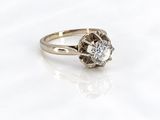 gros plan d'une bague en diamant sur une surface blanche
