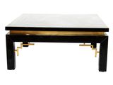 une image représentant une table basse noire et dorée sur fond blanc