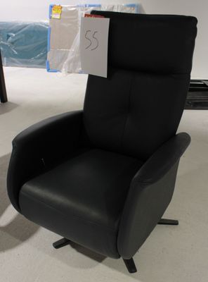 un fauteuil inclinable noir sur lequel est accrochée une étiquette de prix