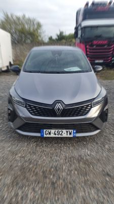 une voiture garée sur le côté de la route