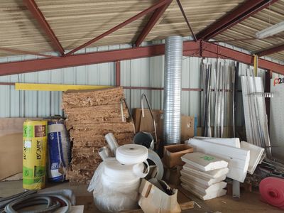 une pièce remplie d'objets divers dans un bâtiment