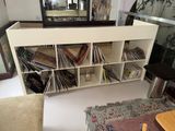 une étagère remplie de disques