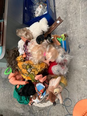Lot de poupées, peluches et divers