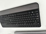 un clavier et une souris posés l'un à côté de l'autre sur un bureau