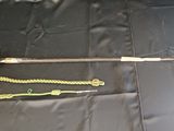 une photo représentant une canne et une corde posées sur un tissu noir