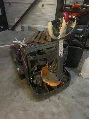 a small machine that is sitting in a garage