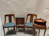trois chaises et une table dans une pièce avec un fond blanc