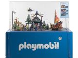 un gros plan sur une vitrine Playmobil contenant un bateau